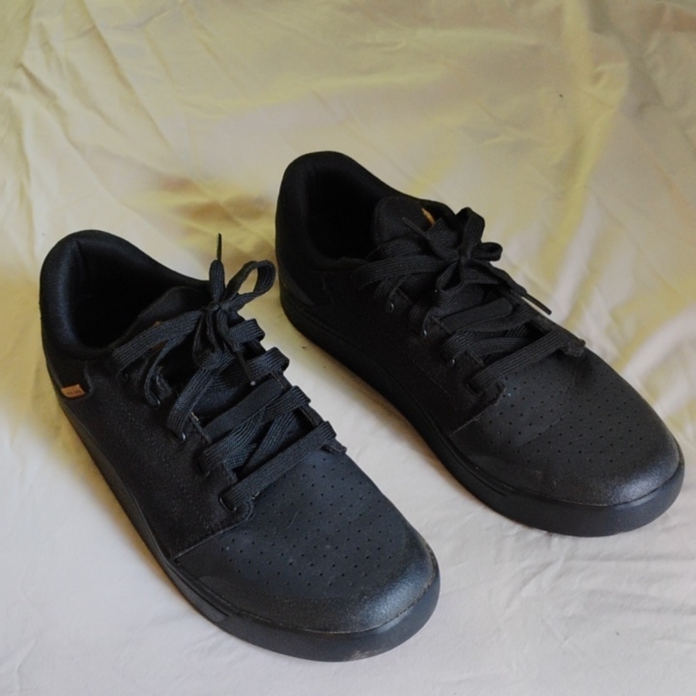 Pearl Izumi Black Commuter Cycling Sneakers Low-Top Minimalist Design
